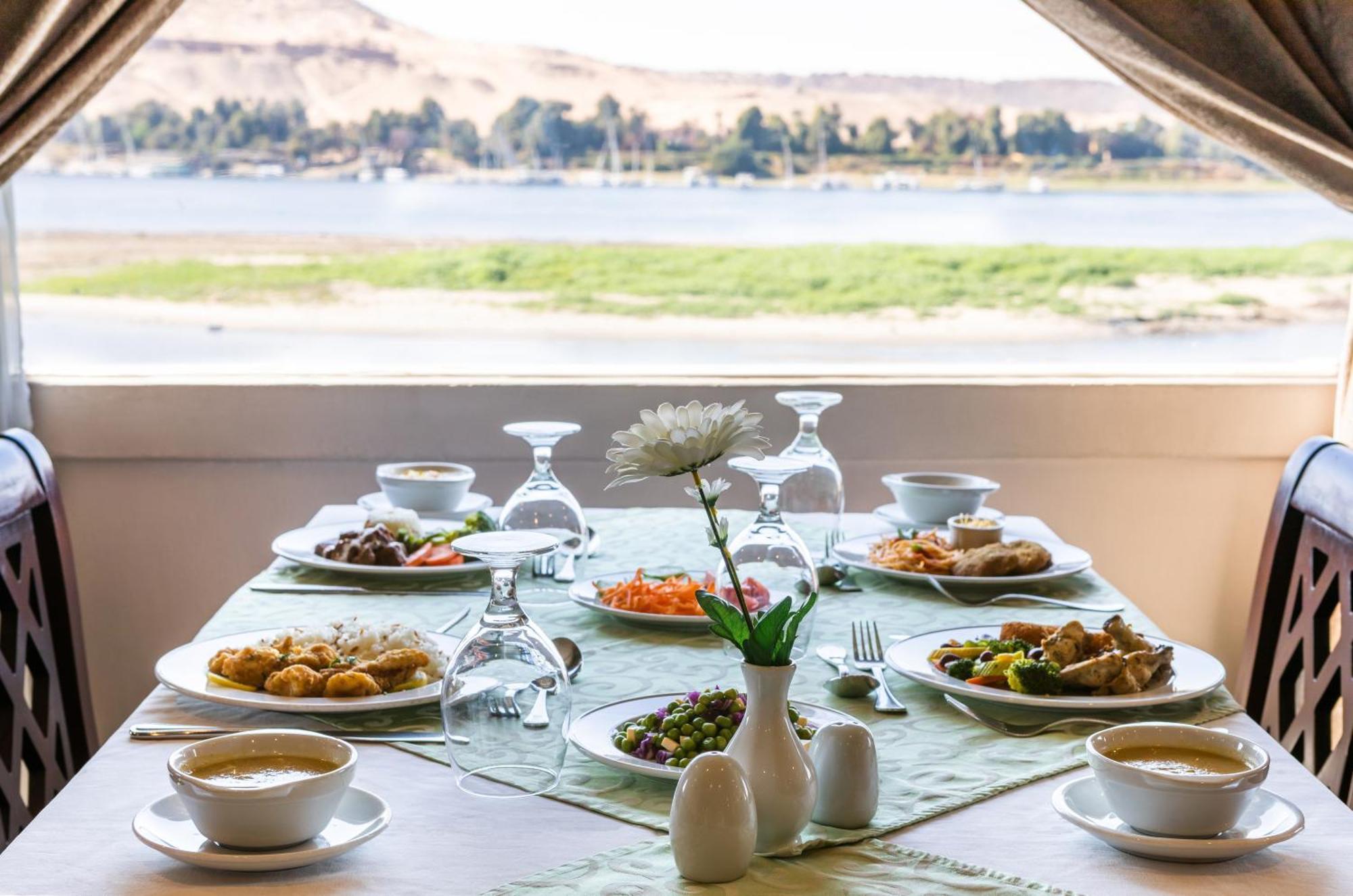 Ms Chateau Lafayette Nile Cruise - 4 Nights From Luxor Each Monday And 3 Nights From Aswan Each Friday Esterno foto
